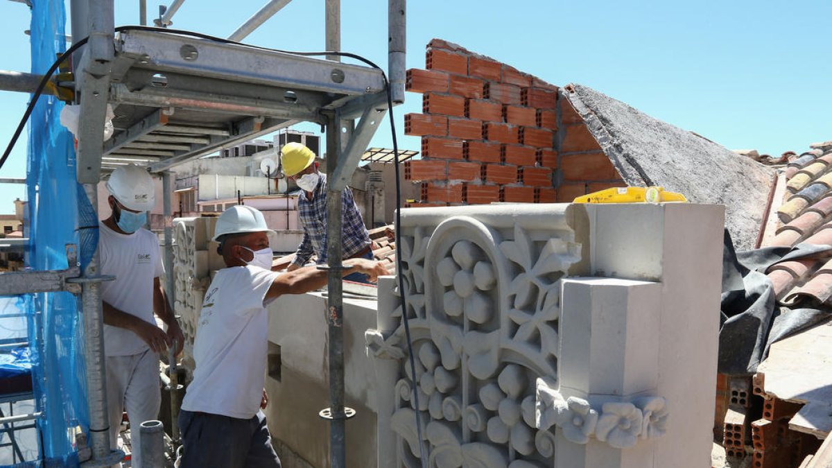 Operarios trabajando ayer con una de las piezas.