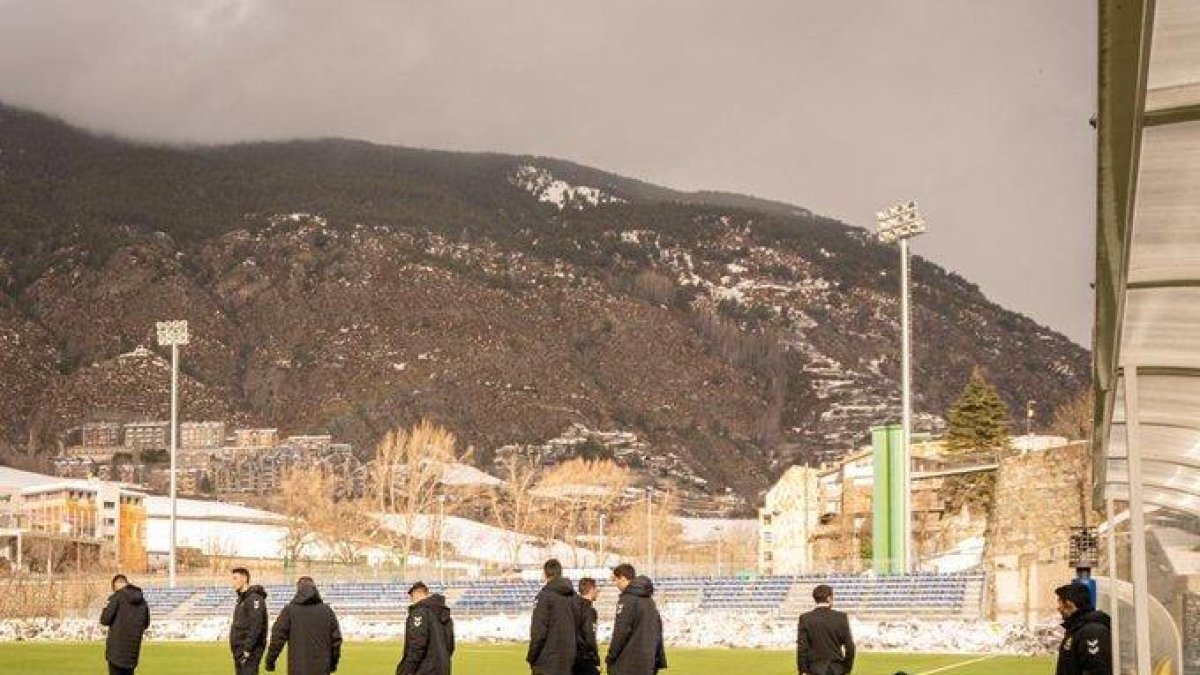 Los jugadores del Nàstic sobre el césped del Campo de Deportes de Prada de Moles