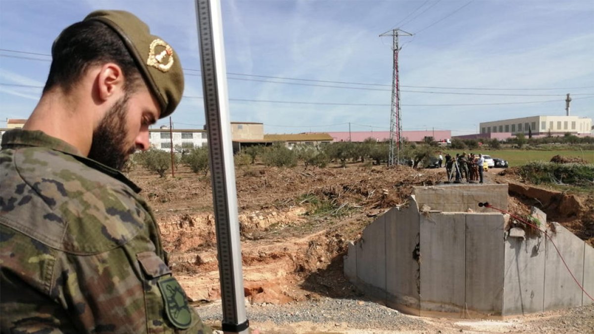 Els militars prenen mesures a la zona del pont desaparegut a Montblanc.