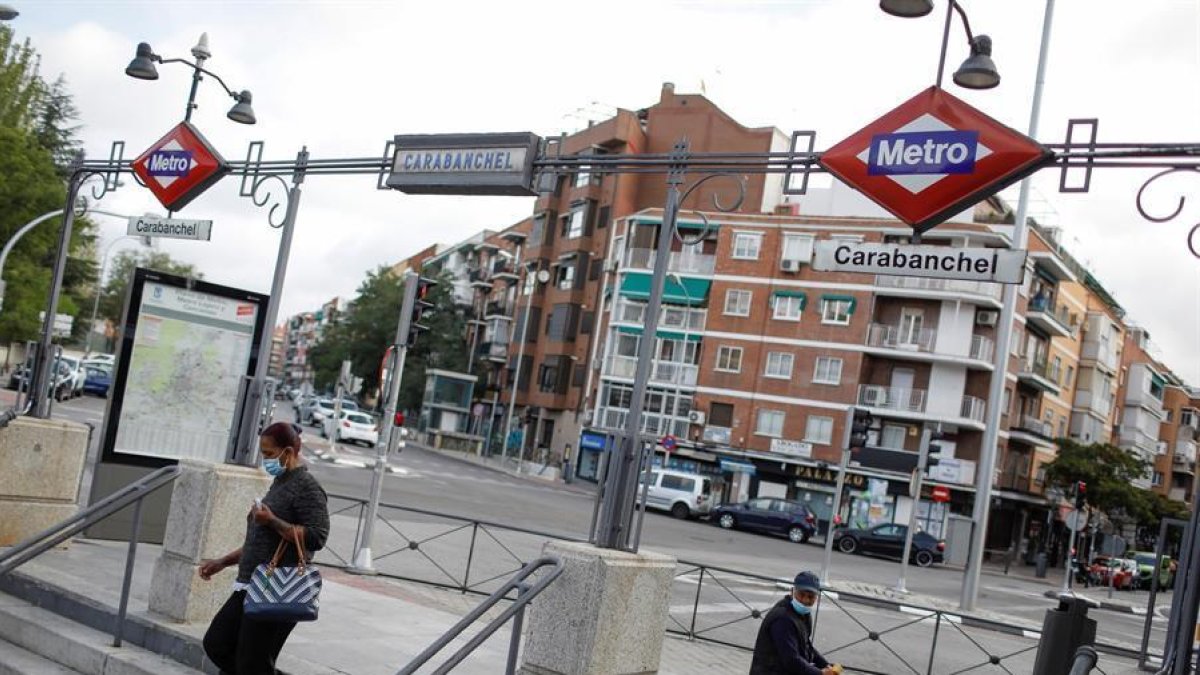 Vista del acceso a la estación de Metro de Carabanchel, en Madrid, este domingo.