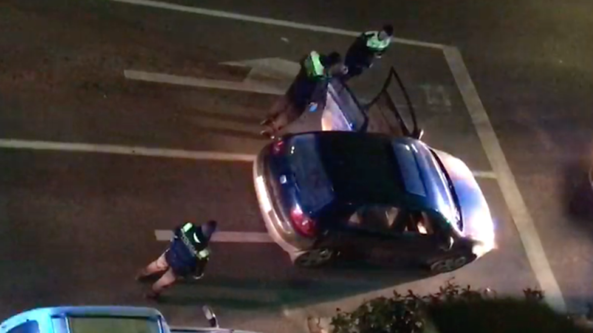 Agentes de la Guardia Urbana de Tarragona paran un coche