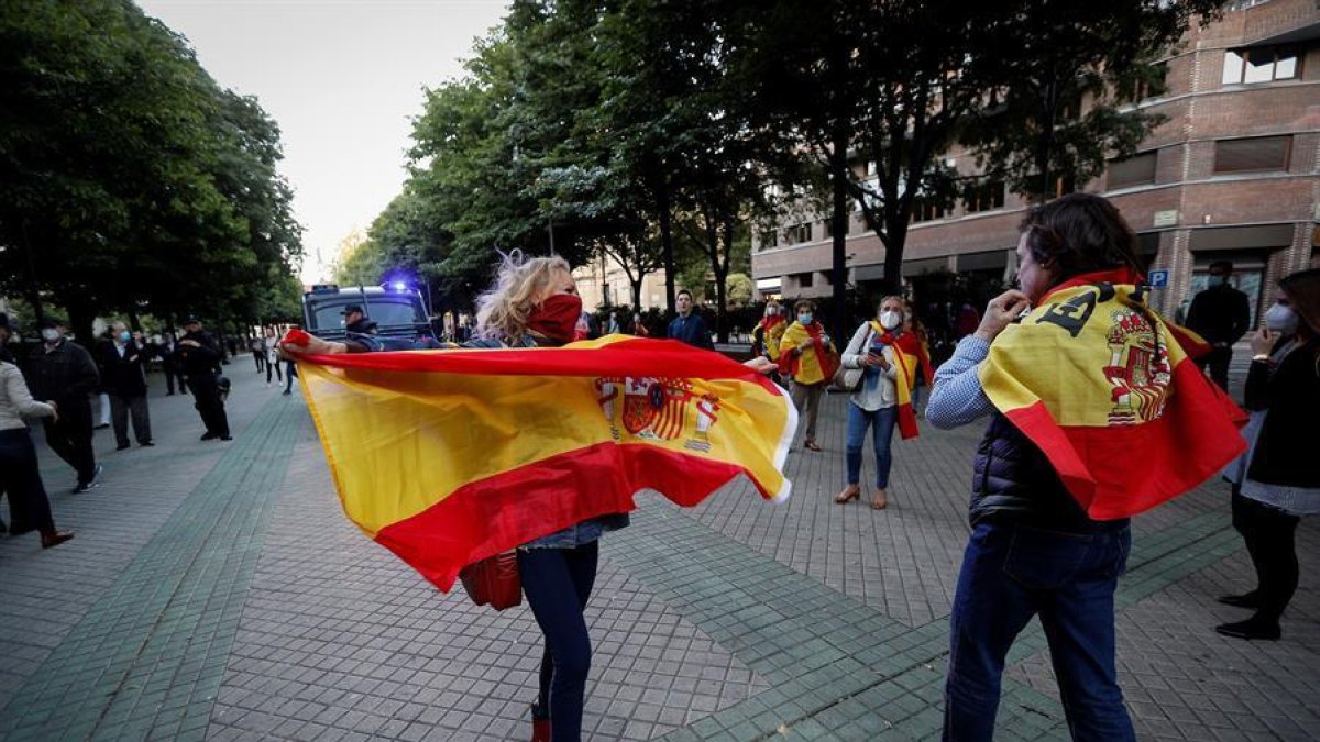 Imagen de una casserolada en protesta por la gestión que el Gobierno central de la crisis del coronavirus.