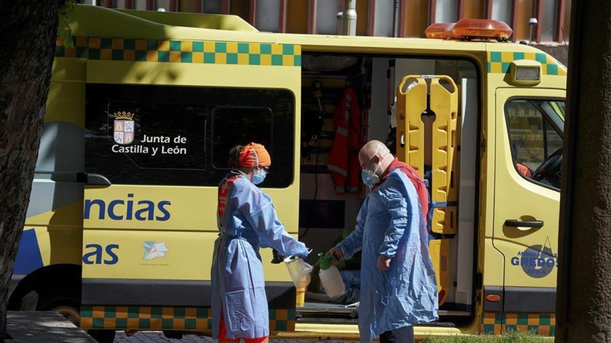 Un equipo de emergencias desinfecta sus elementos de protección después de atender una urgencia.