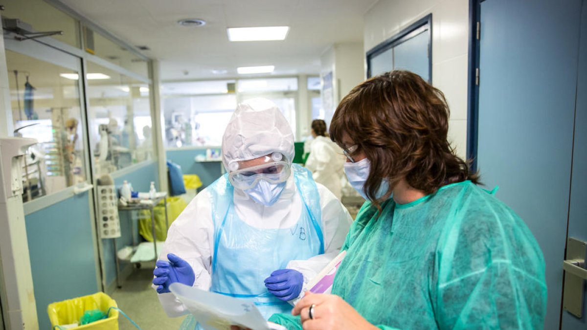 Professionals sanitaris a la UCI de l'hospiatl de Tarragona Joan XXIII.