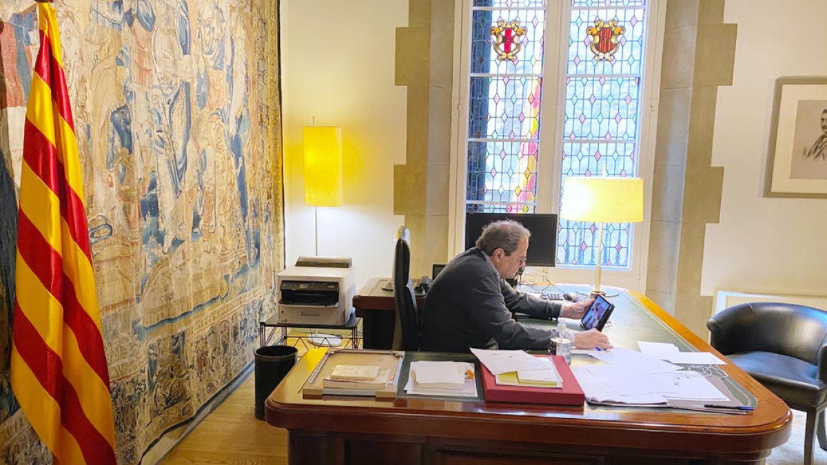 El president de la Generalitat, Quim Torra, reunit per videoconferència, des de la Casa dels Canonges.