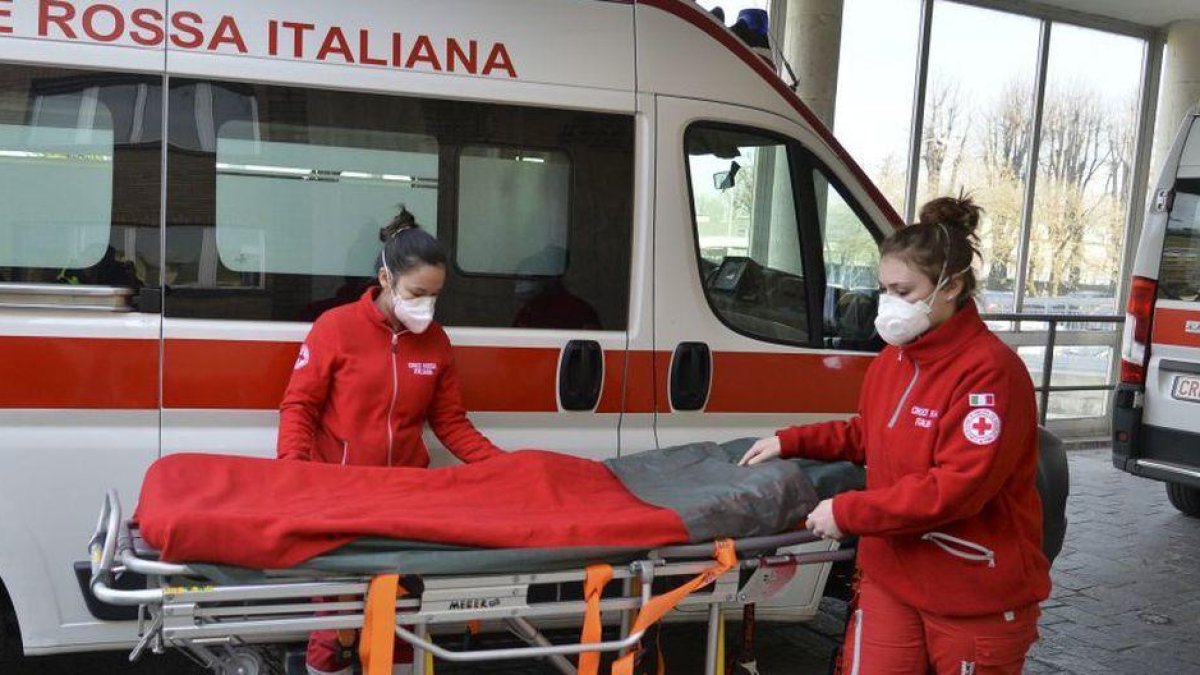 Miembros de la Cruz Roja italiana con mascarillas.