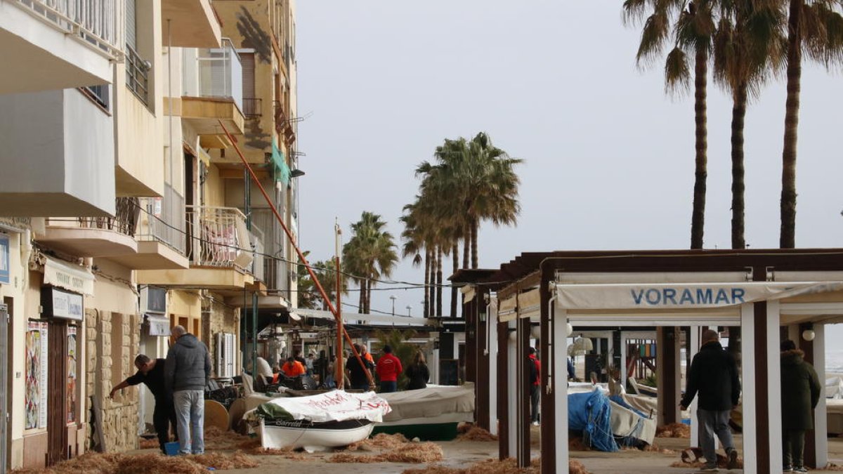 Suciedad visible en el paseo marítimo de Torredembarra el día siguiente del temporal Gloria.