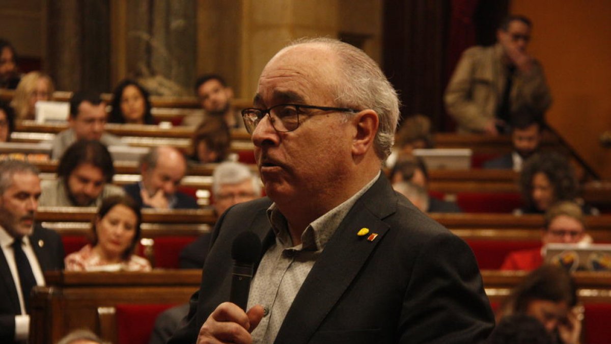 Primer plano del conseller de Educació, Josep Bargalló, en el pleno del Parlament.