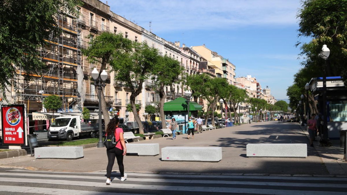 Los nuevos bloques de piedra en la Rambla Nova de Tarragona colocados para evitar posibles ataques terroristas.