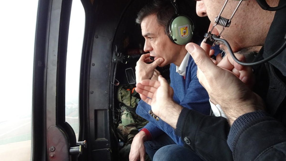 Pedro Sánchez observant els desperfectes ocasionats pel temporal des d'un helicòpter.