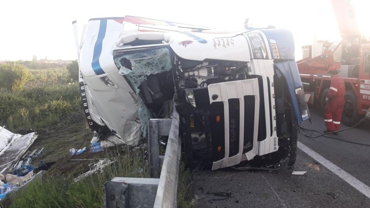 Imagen del camión accidentado en el AP-7.