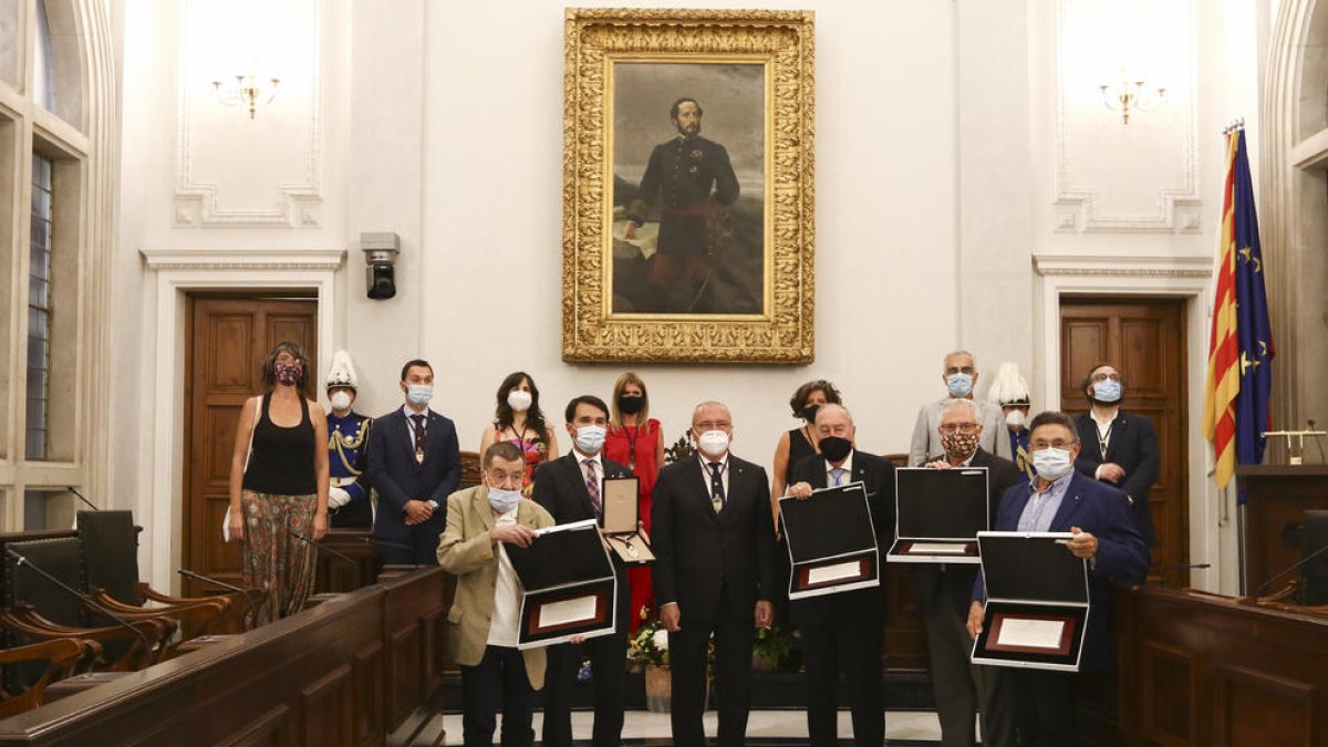 Los representantes de las entidades galardonadas, con miembros del consistorio, ayer en el Salón de Plenos.