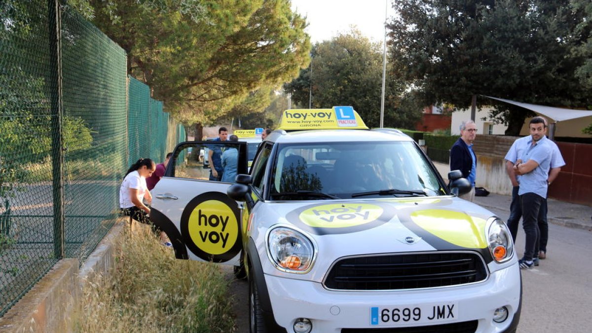 Profesores de autoescuela y alumnos en la Prefactura de Tráfico de Gerona.