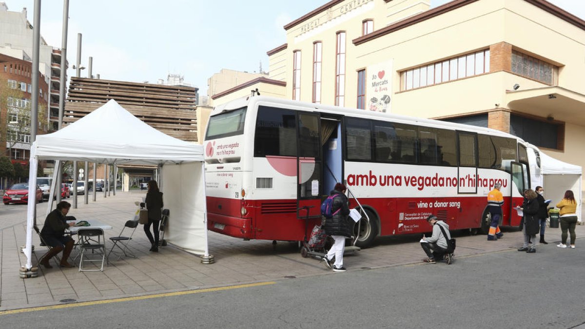 El bus del Banc havia rebut ahir a mig matí, davant del Mercat Central de Reus, unes 25 persones.