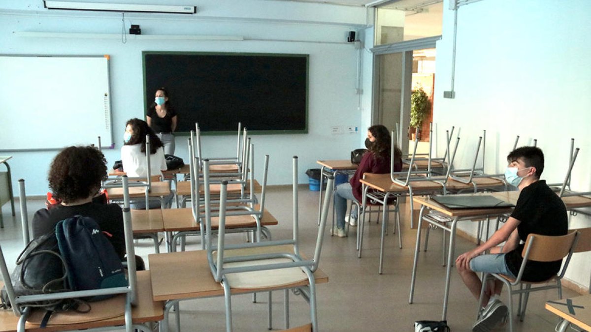 Alumnes de secundària a final del curs passat guardant distàncies de seguretat.