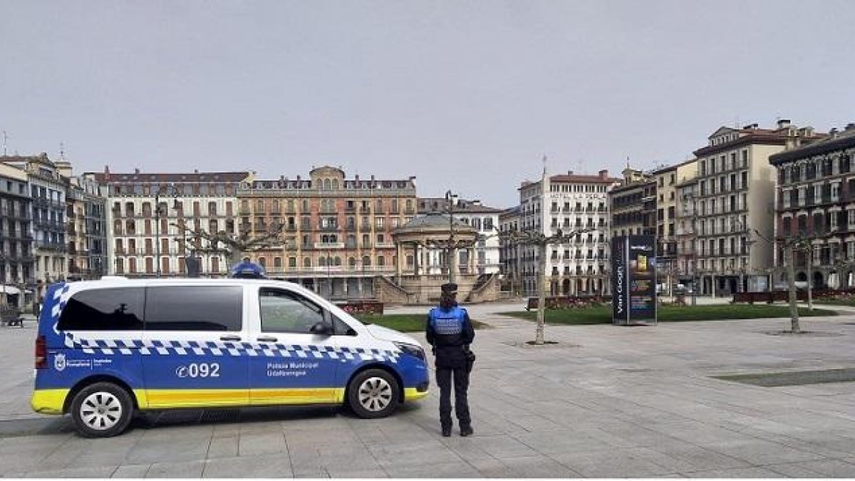 Imagen de archivo de una patrulla de la Policía Local de Pamplona.