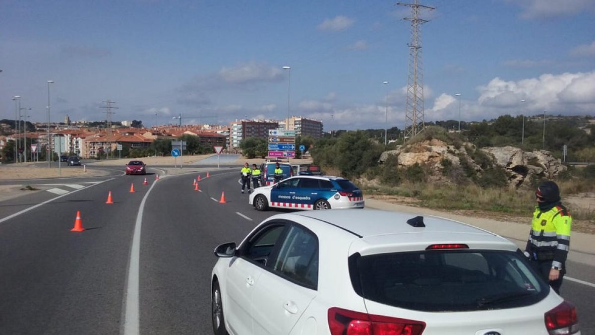 Control dels Mossos d'Esquadraa a una de les sortides de la ciutat de Trragona.