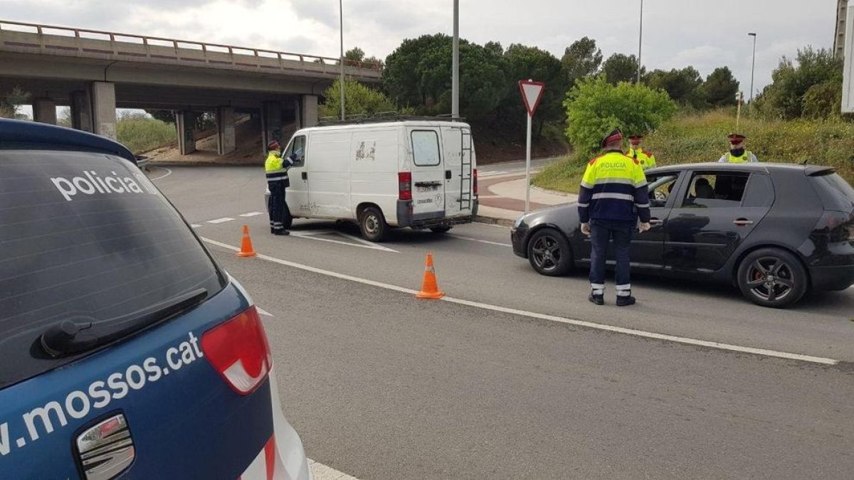 Un control de los Mossos d'Esquadra a la salida de la ciudad de Reus.