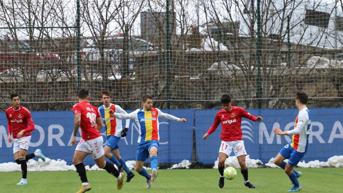 Brugui en una acció en el partit disputat aquesta tarda.