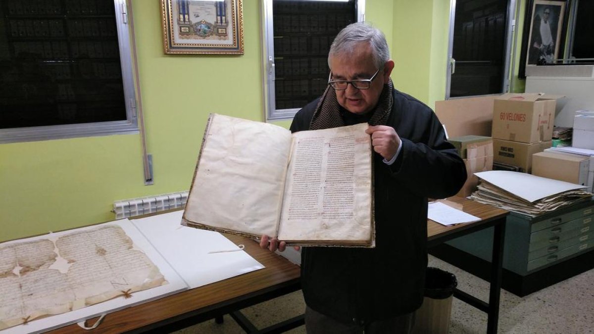 Mosén Manel Fuentes, con un escrito antiguo depositado en el archivo del Arzobispado de Tarragona.
