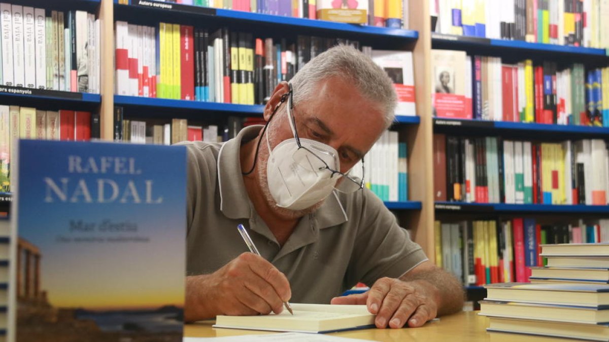 El escritor Rafel Nadal firmante libros de 'Mar d'estiu' a Barcelona.