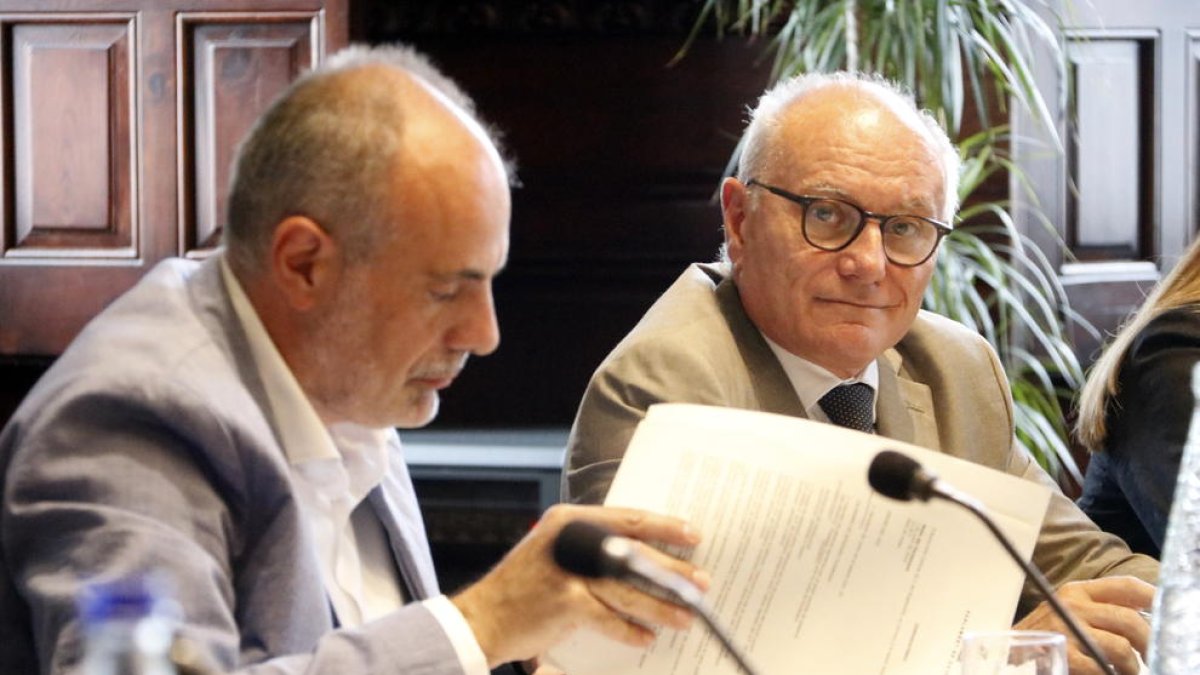 El secretario general del Parlament, Xavier Muro, con el letrado mayor, Joan Ridao, en la reunión de la Mesa.