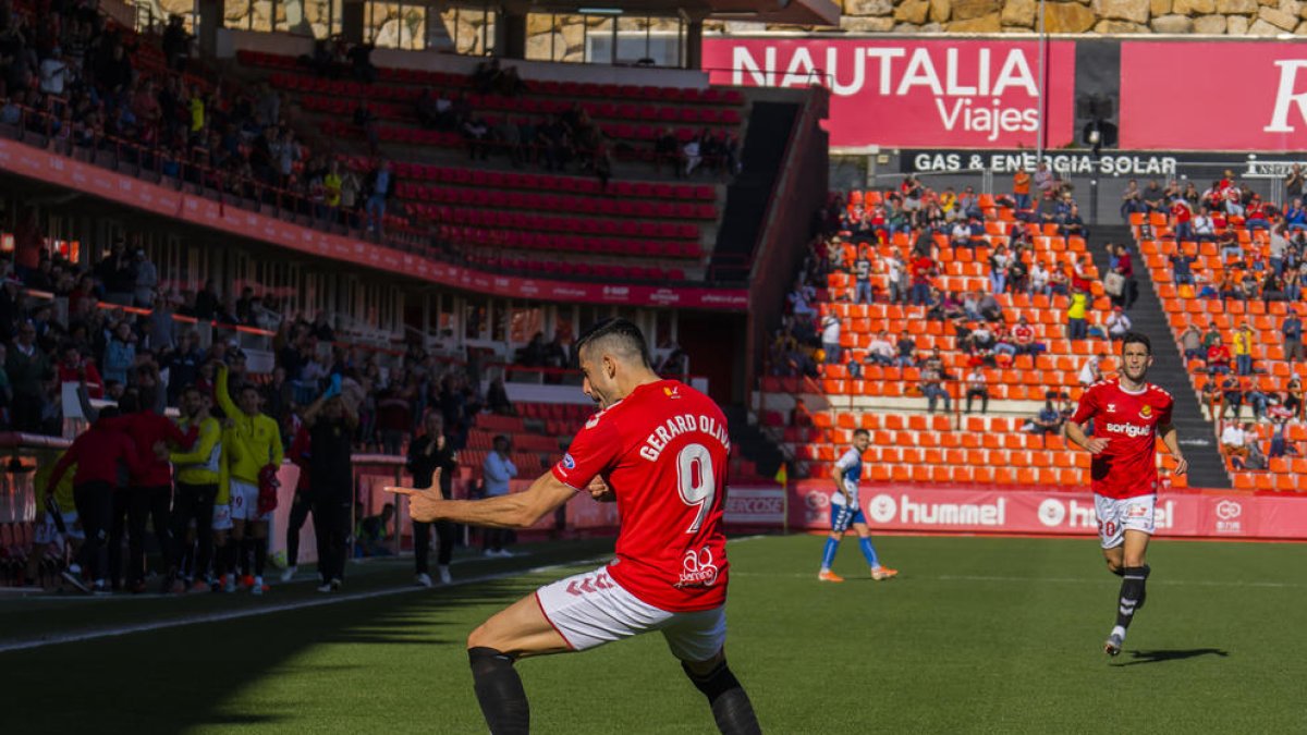 Gerard Oliva, celebrant un dels dos gols que va anotar durant el Nàstic-Ebro (4-1).