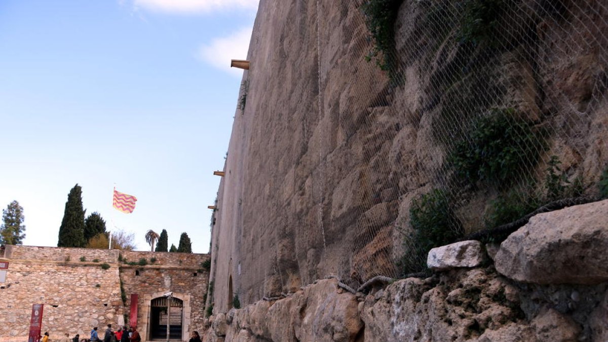 Tram de la muralla romana de Tarragona ubicat al portal del Roser i a la via de l'Imperi romà.