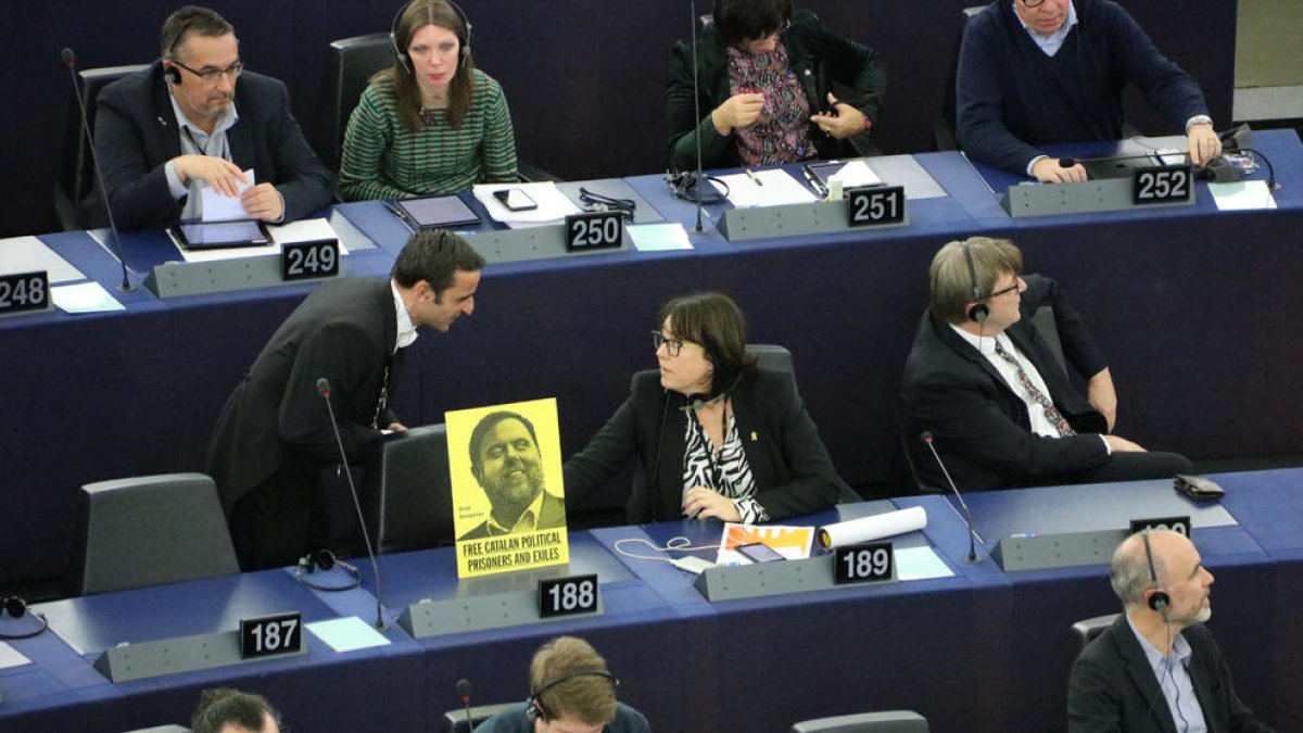 L'eurodiputada Diana Riba discuteix amb un uixer de l'Eurocambra que li demana retirar una imatge d'Oriol Junqueras al seu escó al Parlament Europeu.