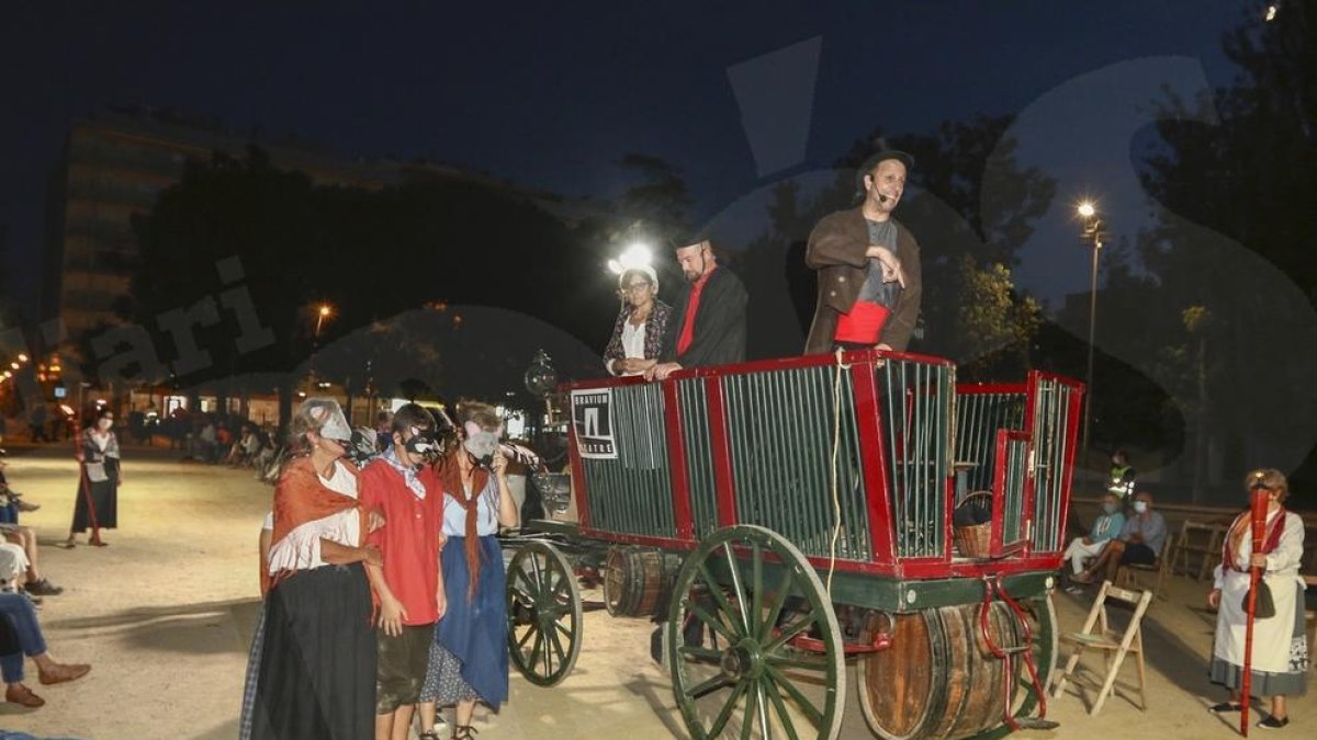 La interpretació d''El gat', del Carro dels Romanços, amb públic assegut a la plaça d'Anton Borrell.