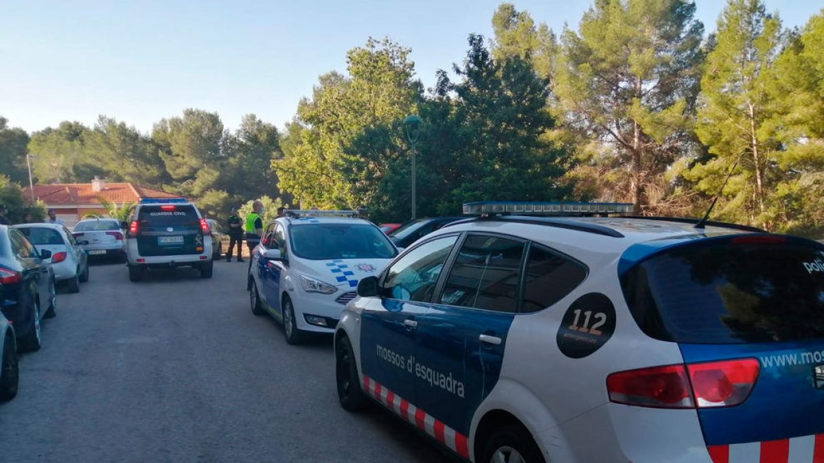 Mossos d'Esquadra, Guardia Urbana y Guardia Civil en Sant Salvador.