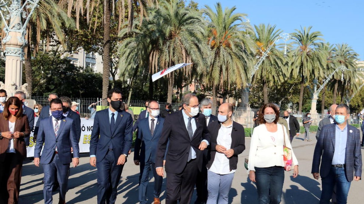 El president de la Generalitat, Quim Torra, acompanyat d'altres autoritats