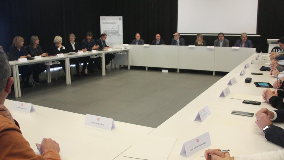 La reunió dels alcaldes dels municipis del Plaseqta per participar en la taula de treball creada arran de l'accident a IQOXE.