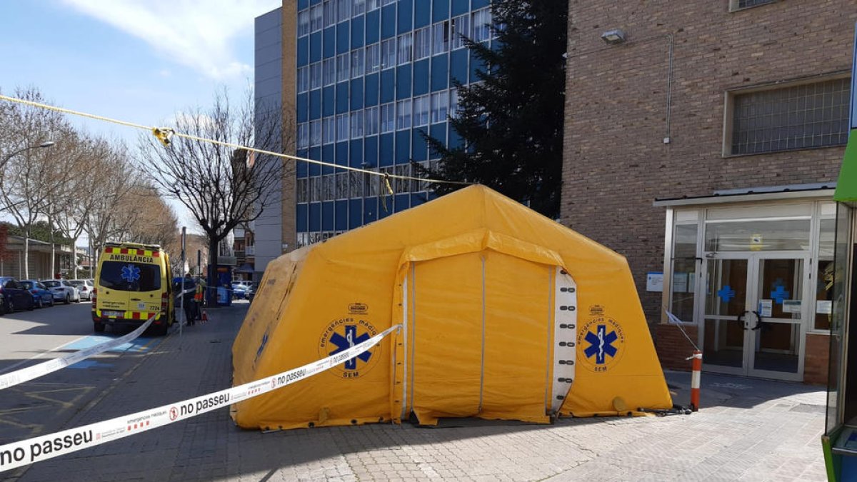 Pla frontal del punt de cribatge que s'ha instal·lat davant el CAP Anoia d'Igualada.