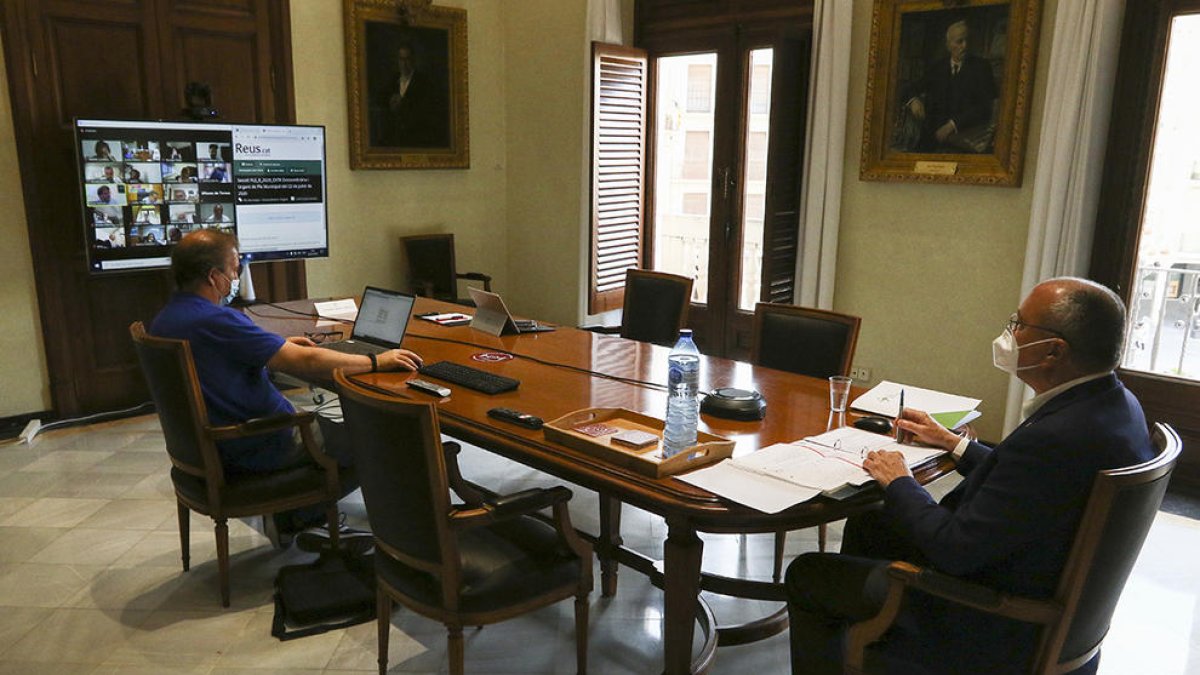 El alcalde Carles Pellicer, en el Ayuntamiento de Reus, durante la junta general de RSM y el pleno, que se llevaron a cabo de manera telemática.