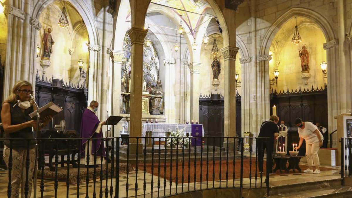 El fuego para iluminar las velas se tomaron del Cirio Pasqual, que «representa la luz de Jesucristo resucitado».