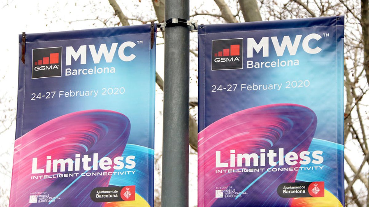 Dues banderoles del MWC 2020 penjant a la Gran Via de Barcelona.