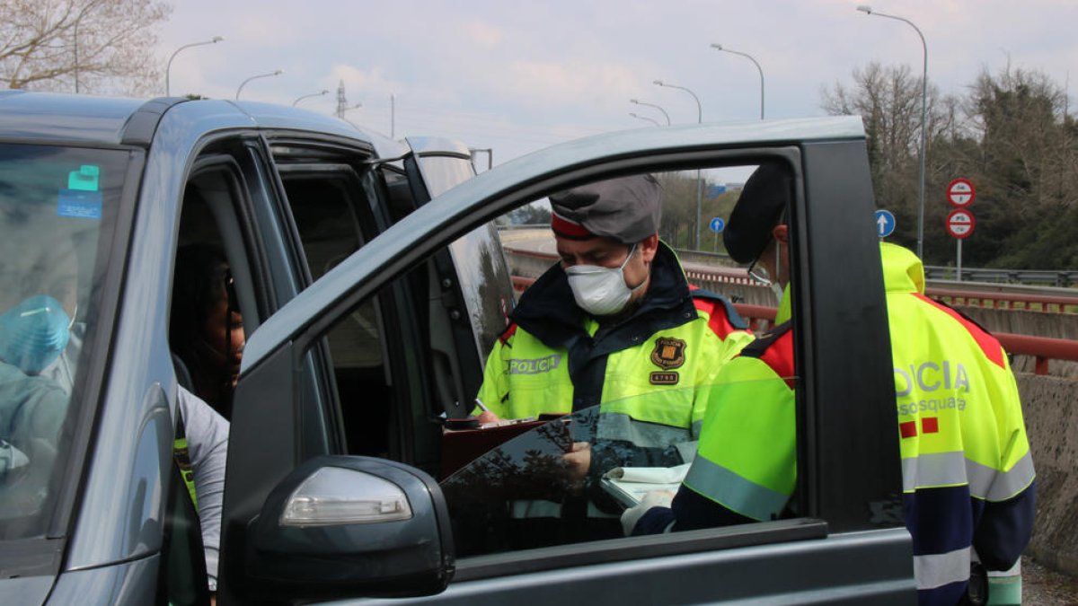 Instant en què els Mossos imposen la sanció als ocupants de la furgoneta