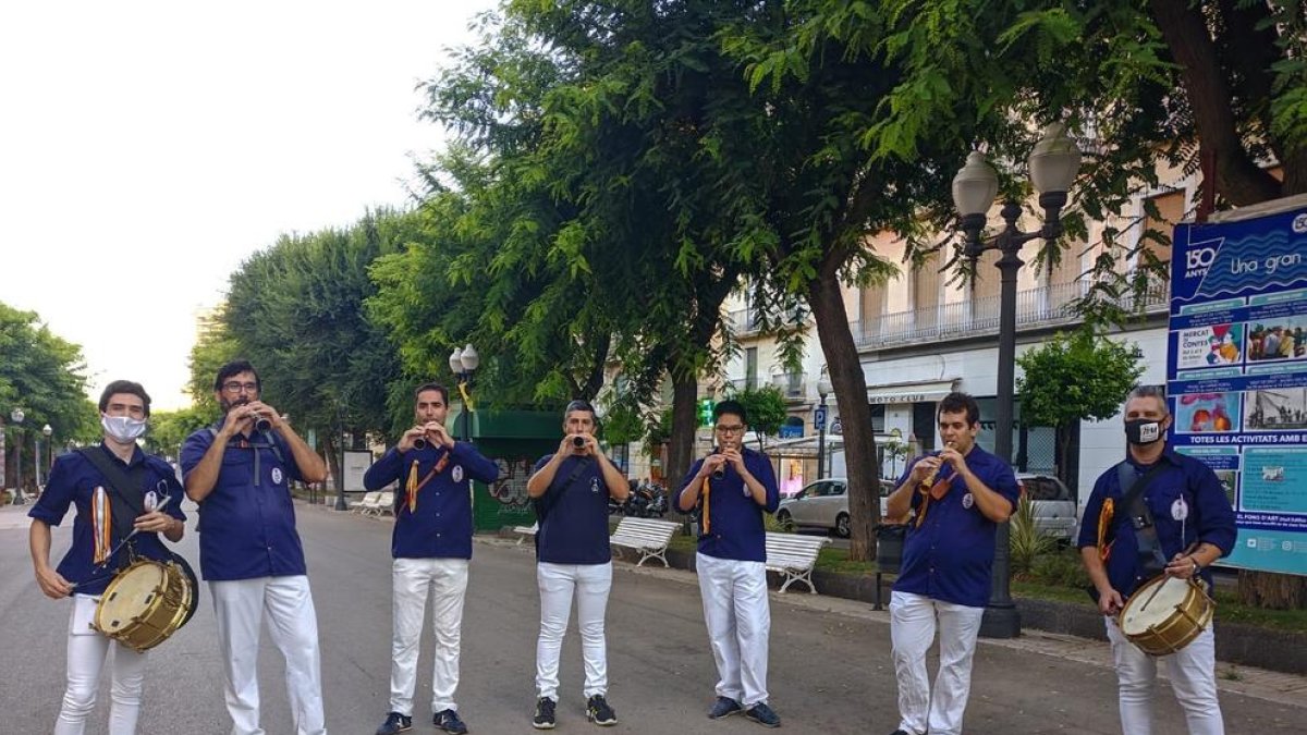 Los grallers dels Xiquets del Serrallo han recorrido las calles de Tarragona con el Toc de Matinades.