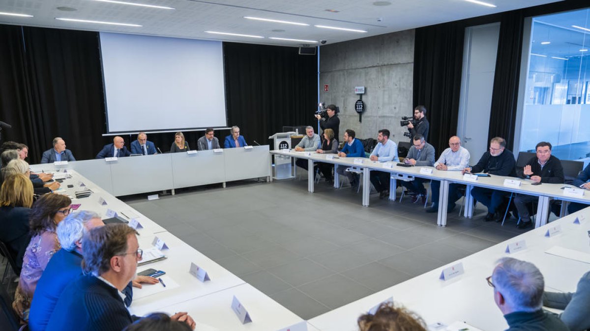 Més d'una vintena de representants d'ajuntaments del territori van participar en la reunió presidida per Pau Villòria.