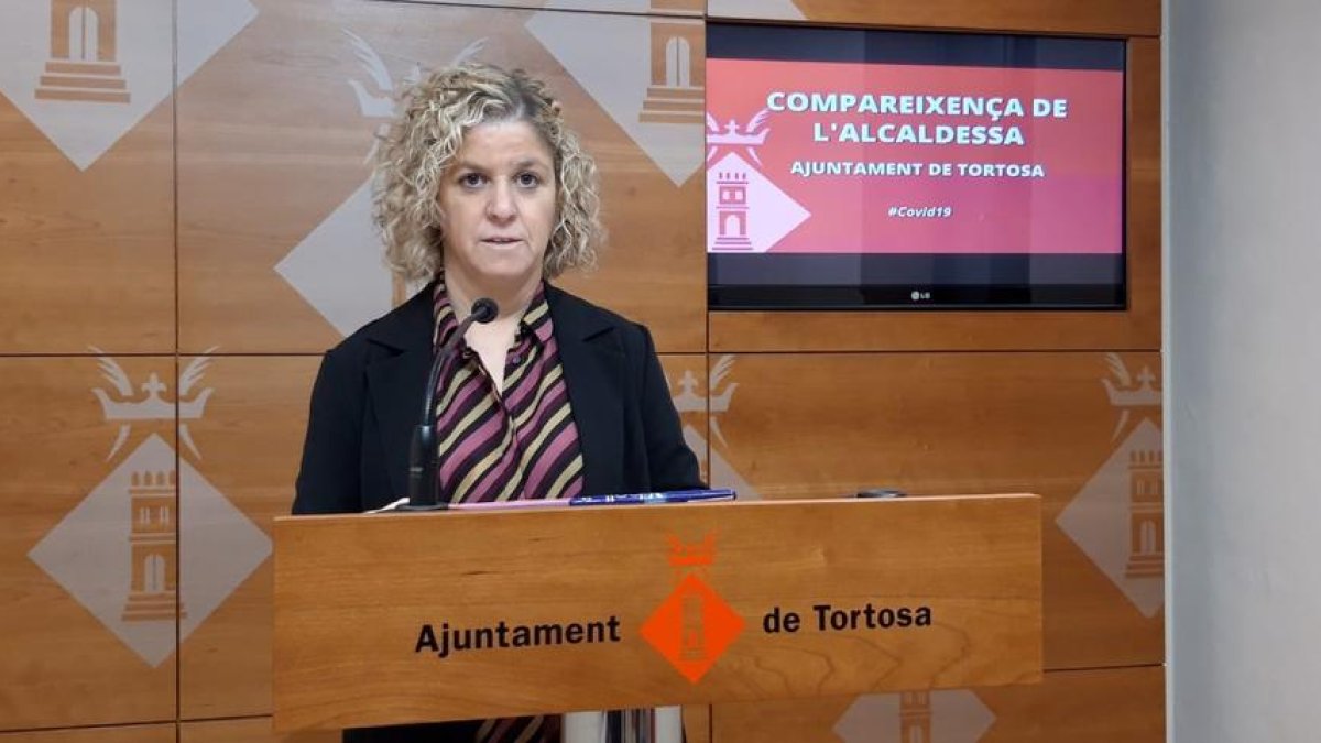 La alcaldesa de Tortosa Meritxell Roigé durante la rueda de prensa posterior a la reunión de seguimiento de la crisis sanitaria del coronaviurus