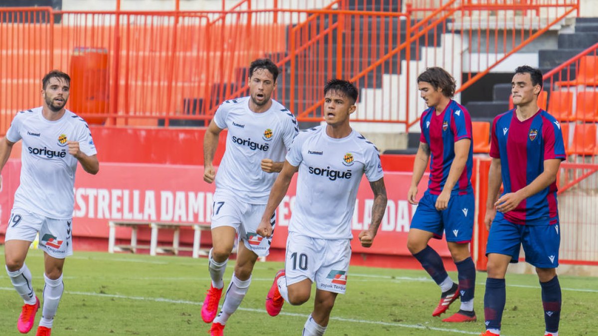 Brugui celebra el gol que va anotar després d'una centrada de Bonilla i que va suposar l'empat.