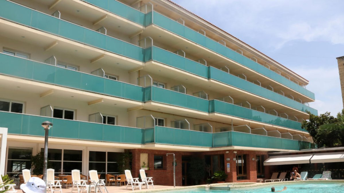 Pla general de la façana i la piscina d'un hotel de Calafell.