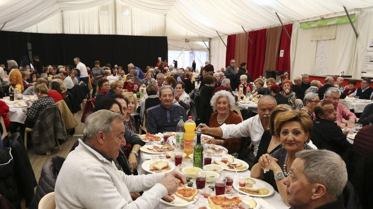 Los asistentes pudieron disfrutar de una merienda y del baile.