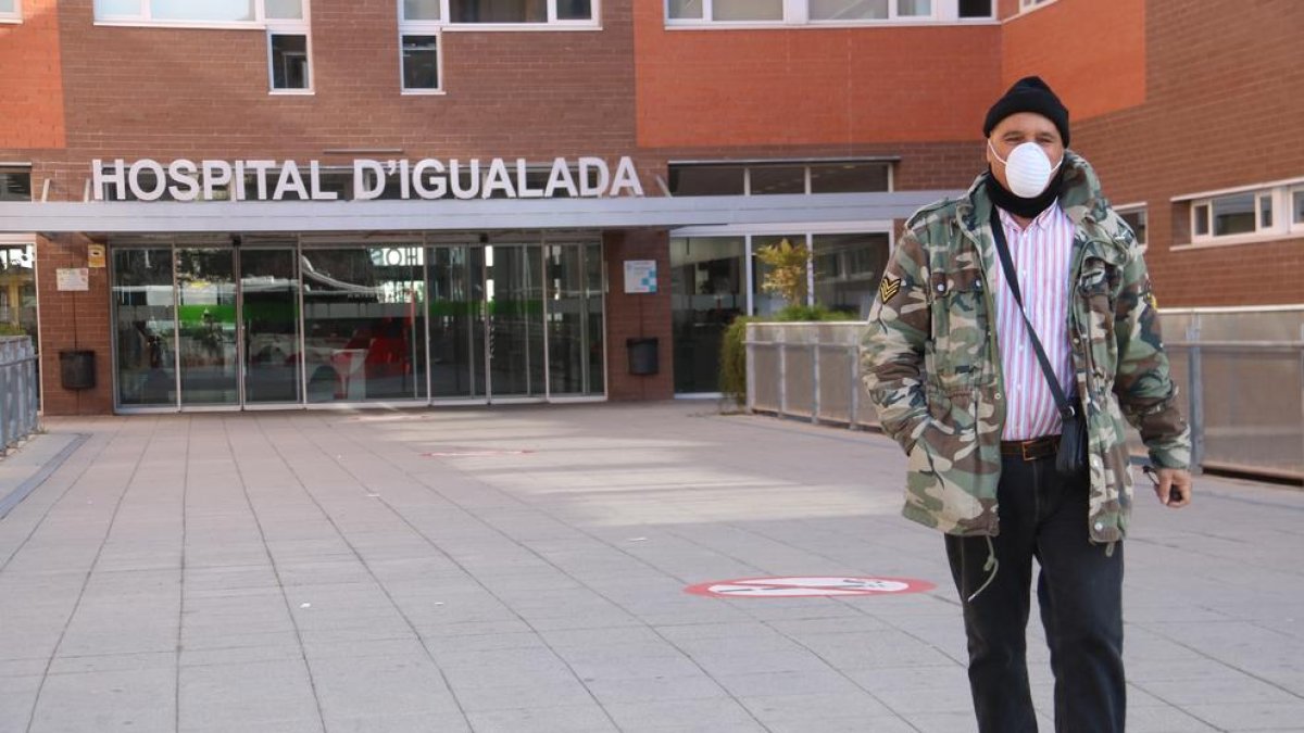 Un hombre sale con mascarilla del Hospital de Igualada