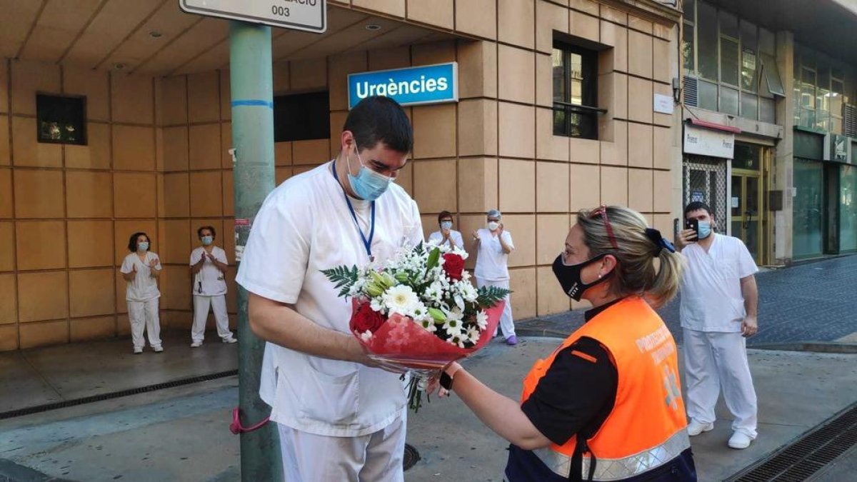 Dani Díaz rebent un ram de flors.