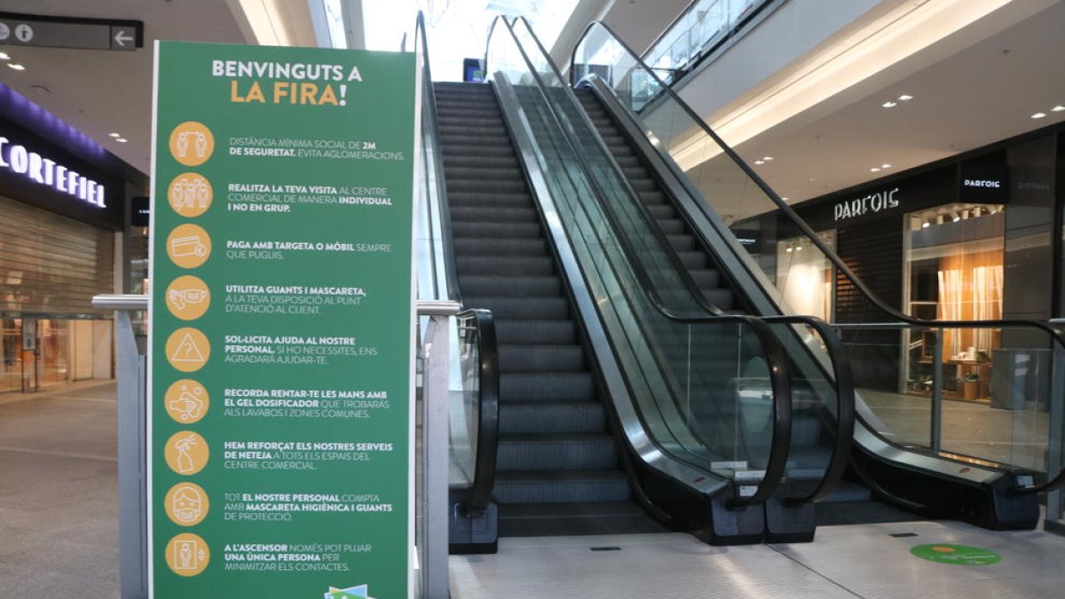 Pla obert d'un panell informatiu en un dels accessos al centre comercial La Fira de Reus
