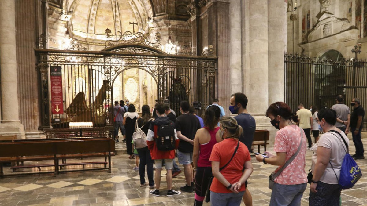 Alguns dels feligresos que han anat a venerar la patrona a la tarda.