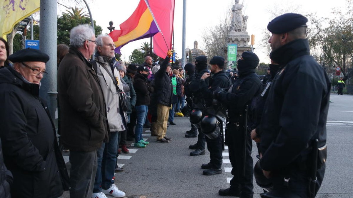 Plano medio de los manifestantes independentistas delante del cordón policial en el Paseo Picasso de Barcelona.