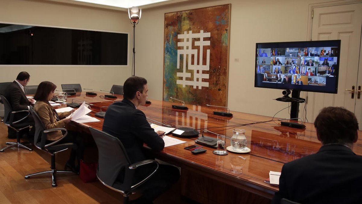 La reunió del president del govern espanyol, Pedro Sánchez. dels ministres Salvador Illa, Margarita Robles, José Luis Ábalos i Fernando Grande Marlaska en una videoconferència amb els presidents autonòmics